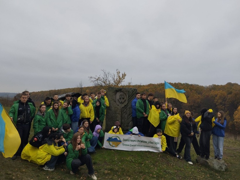 Діти Донеччини під час екскурсії з українськими прапорами