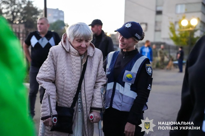 Поліцейська спілкується з жінкою