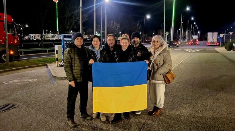 Театральна трупа з прапором України дорогою до Італії