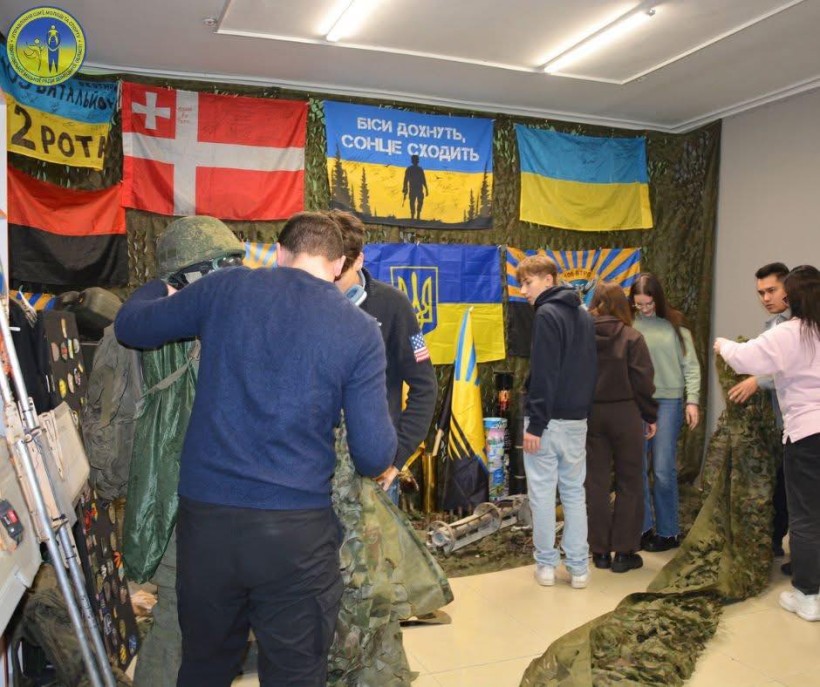 Представники Покровської молодіжної ради роздивляються військові артефакти.