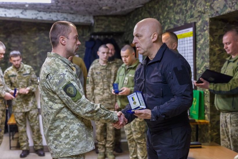 Вадим Філашкін нагороджує прикордонника