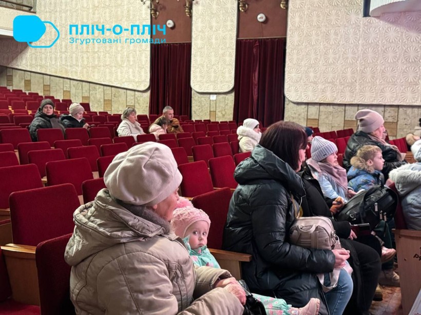 Глядачі у залі чекають на початок вистави.