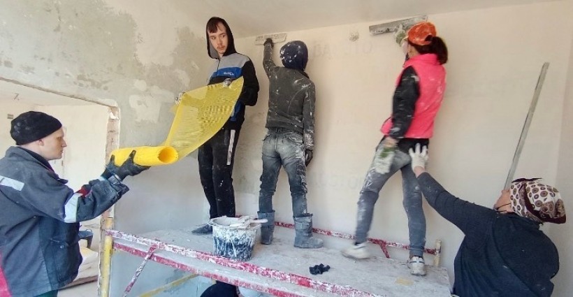 Майбутні маляри-штукатури, здобувачі освіти Лиманського професійно-технічного училища, під час виробничої практики