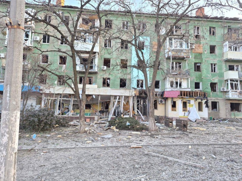 Пошкоджені будинки після ворожого обстрілу