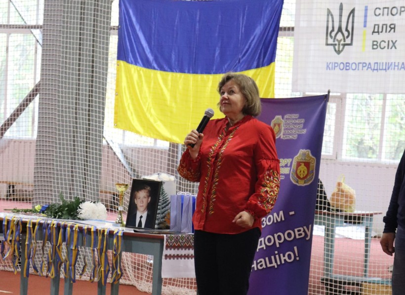 Мама Героя України Степана Чубенка — пані Сталіна — виступає перед учасниками та гостями турніру.