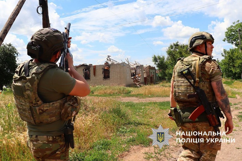 Поліцейський чатує за ворожими дронами під час евакуції