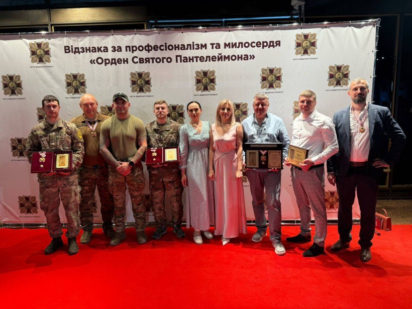 Лікарі Донеччини тримають отримані нагороди.