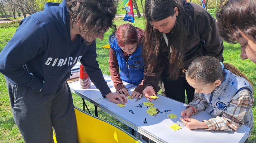 Діти Донеччини під час гри  на відкритій місцевості «У пошуках довгокрила»