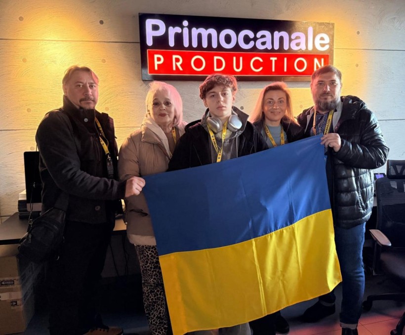 Актори на презентації, спільне фото попереду тримають прапор України.