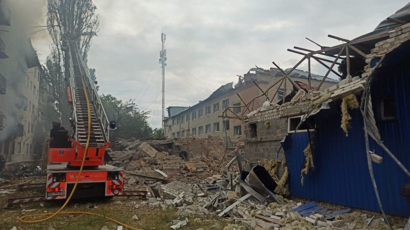 Пожежна машина гасить займання після ворожого обстрілу