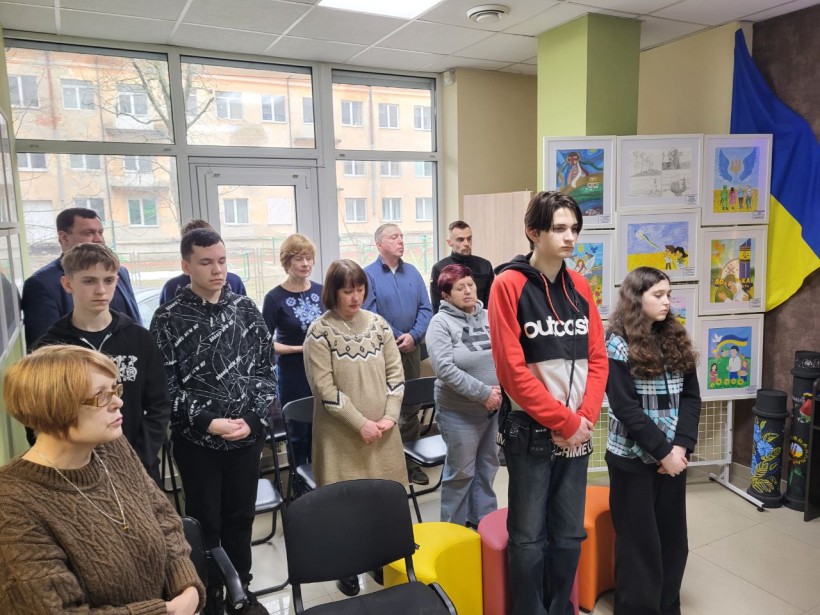 Присутні на молитві,стоять під час молитви.