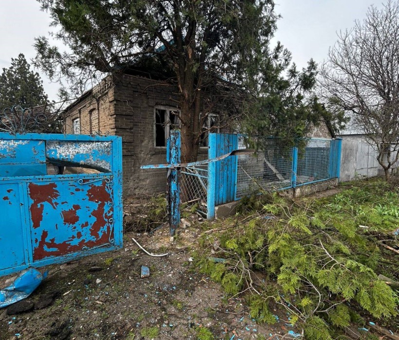 Зруйнований будинок після ворожого обстрілу