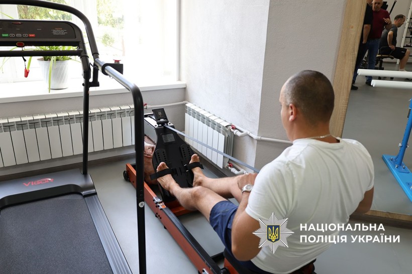 Чоловік займається на тренажері у залі для реабілітації