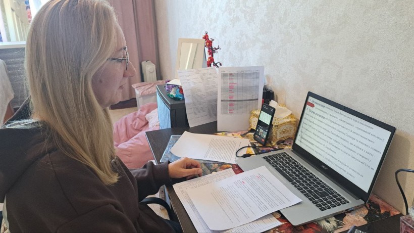 Вчителька, учасниця семінару, за комп'ютером під час презентації результатів Всеукраїнської дитячо-юнацької військово-патріотичної гри  "Джура"