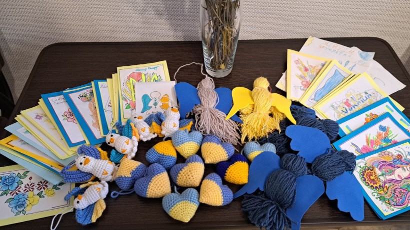 Поробки, виготовлені вихованцями Донецького обласного центру туризму та краєзнавства, для українських військових