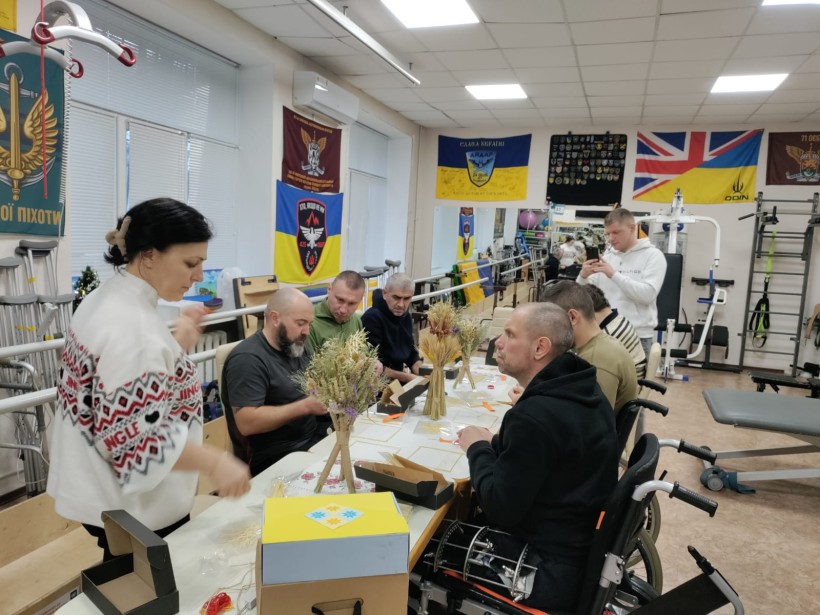 Захисники виготовляють Різдвяних павуків з соломи