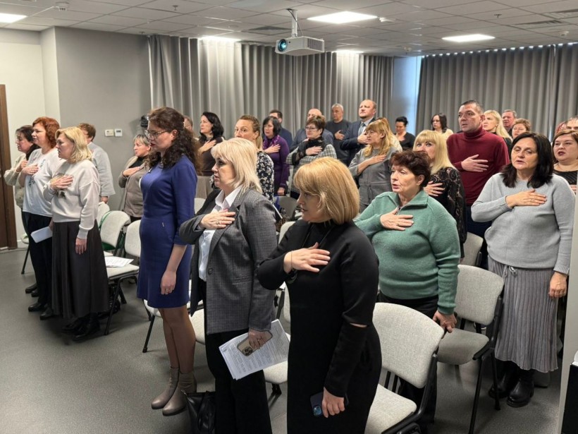 Учасники засідання під час гімну України