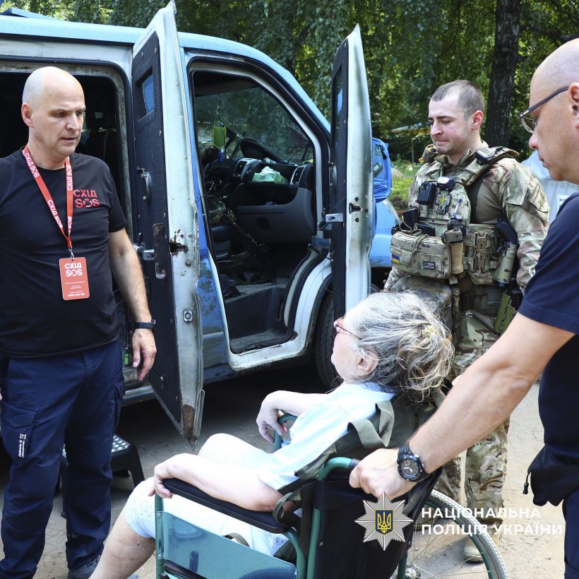 Волонтери та поліцейські евакуюють жінку в кріслі колісному