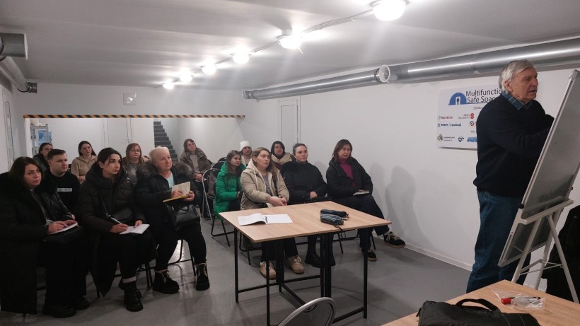 Учасники курсу слухають блок навчання щодо протимінної діяльності.