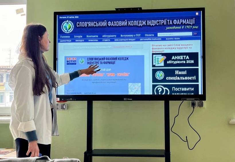 Сучасна інтерактивна панель, передана коледжу