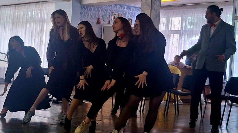 Актори театру виступають у залі реабілітаційного центру