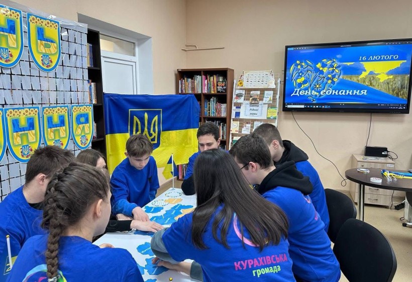 Учасники заходу складають пазл «Карта України» як символ територіальної цілісності та єдності держави