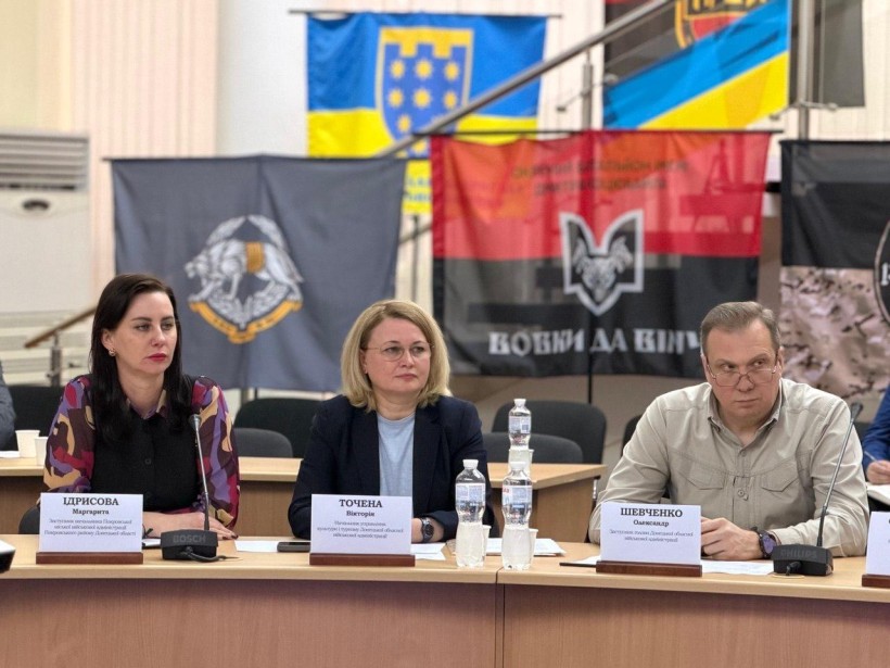 Олександр Шевченко, Вікторія Точена та Маргарита Ідрисова на засіданні за столом