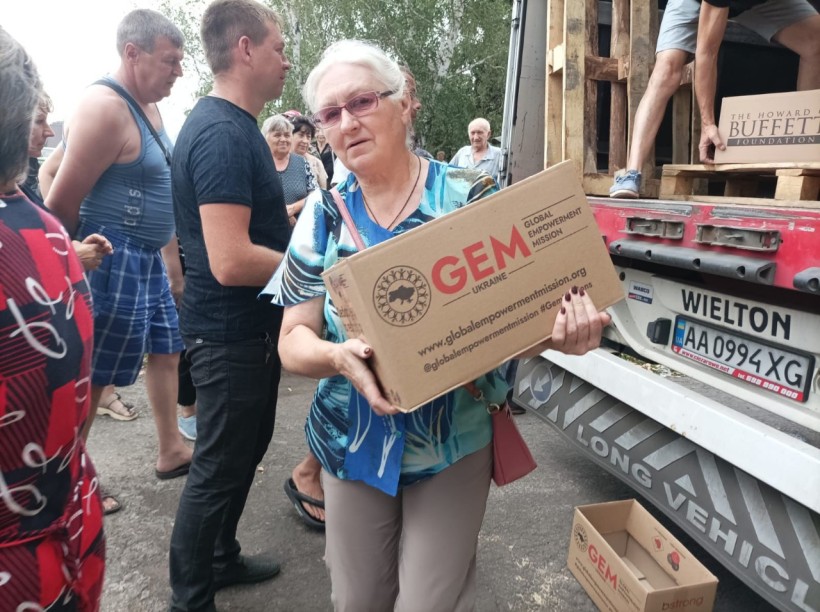 Представники Благодійної організації Благодійного фонду «GLOBAL EMPOWERMENT MISSION» GEM на постійній основі забезпечують мешканців Донеччини продуктовими наборами та питною водою, самостійно доставляючи допомогу у найвіддаленіші куточки області.