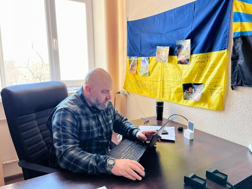 Артур Насібян – начальник управління з питань ветеранської політики під час спілкування з членами робочої групи з координації на території Донецької області роботи з надання допомоги, соціальних послуг ветеранам війни, військовослужбовцям, сім’ям загиблих (померлих або визнаних такими, що пропали безвісти) військовослужбовців