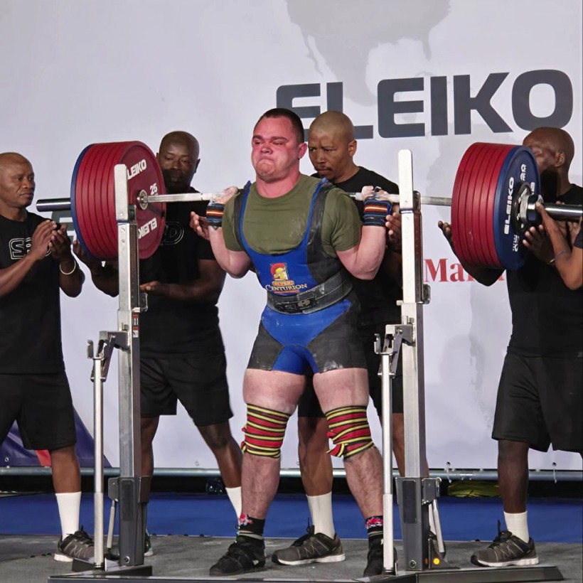Давид Рубець виконує вправу присідання на чемпіонаті світу з пауерліфтингу серед юніорів