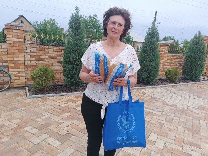 Мешканка Донеччини отримала хлібобулочні вироби