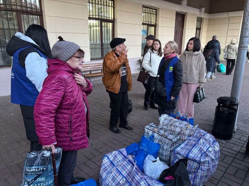 Евакуйовані донеччани на вокзалі у Франківську