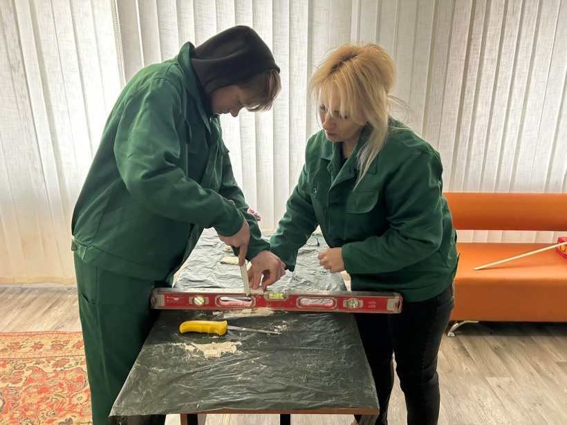 Майбутні маляри-штукатури, здобувачі освіти Торецького професійного ліцею, під час виробничої практики