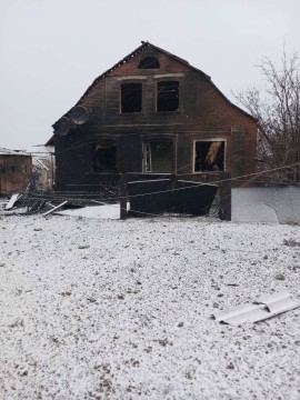 Зруйнований будинок після ворожого обстрілу