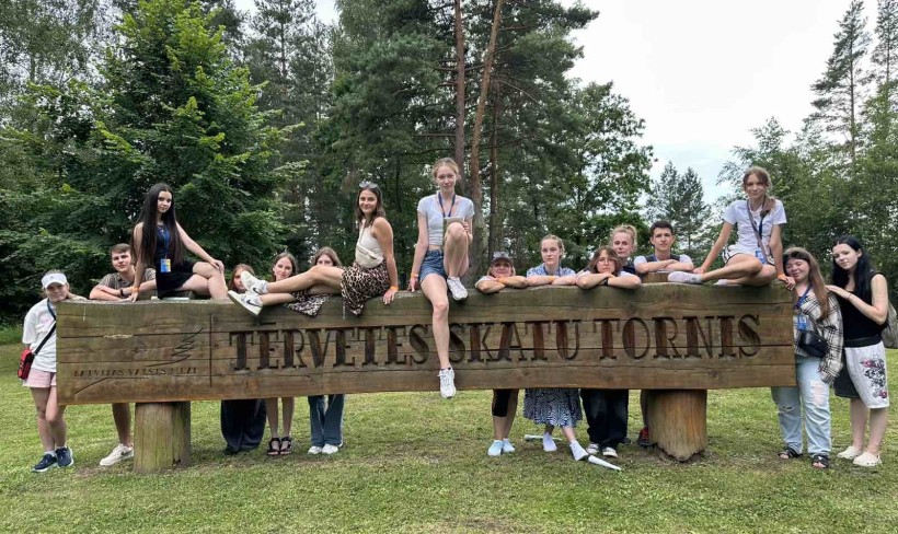 Діти з Бахмутської громади відпочивають у Терветському природньому парку.