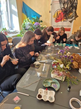 Молодь у Донецькому молодіжному центрі на майстер-класі