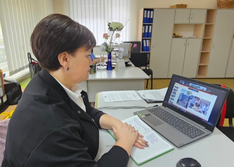 Учасниця круглого столу за ноутбуком
