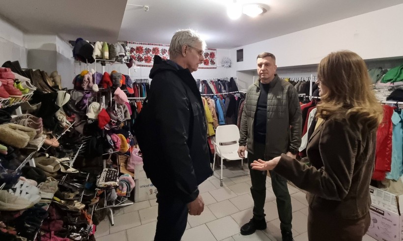 Заступник начальника Бахмутської міської військової адміністрації Олександр Марченко та Урбан Фрай у центрі підтримки бахмутян