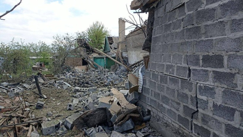 Зруйнована будівля після ворожого обстрілу
