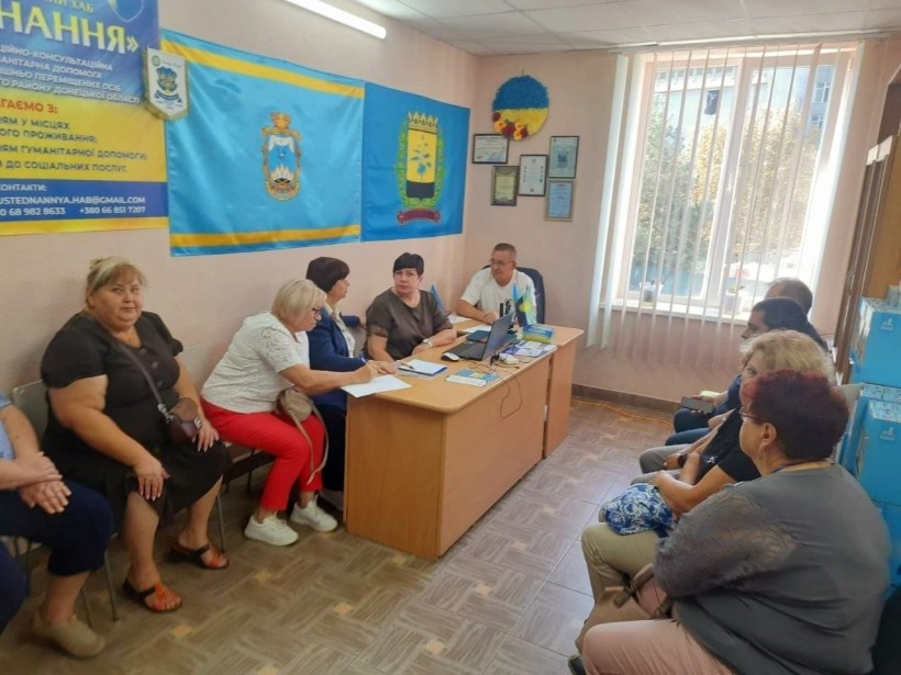 Представники Служби зайнятості спілкуються з переміщеними особами