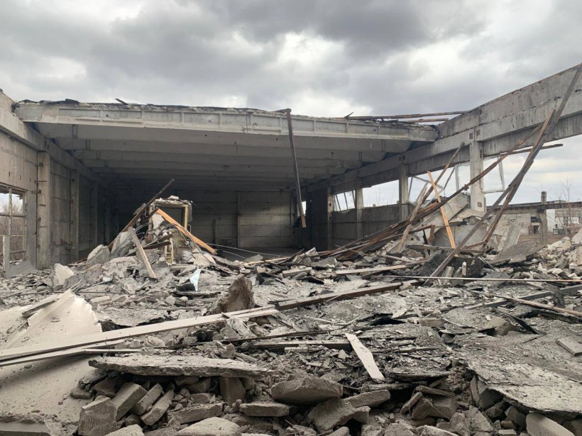 Зруйнована промислова будівля після ворожого обстрілу