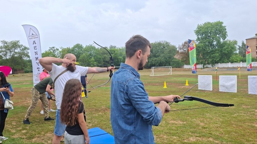 Ветерани під час стрільби з лука у межах програми відновлення