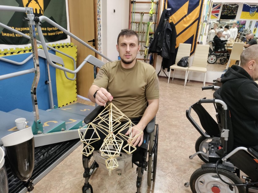 Захисники виготовляють Різдвяних павуків з соломи