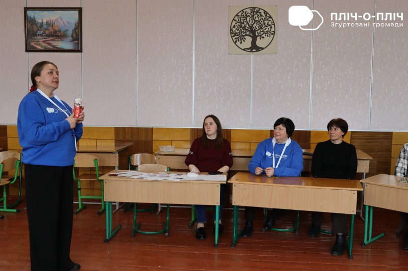 Учасники тренінгу сидять за столом.