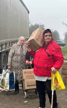 Представники Благодійної організації Благодійного фонду «GLOBAL EMPOWERMENT MISSION» GEM на постійній основі забезпечують мешканців Донеччини продуктовими наборами та питною водою, самостійно доставляючи допомогу у найвіддаленіші куточки області