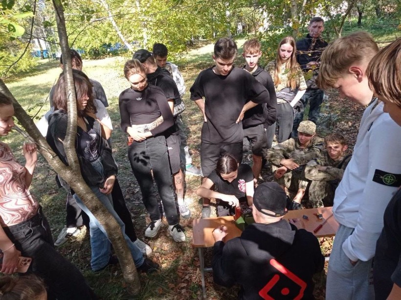 Учасники вишколу опановують правила безпечного поводження та основи мінної безпеки на польовій навчальній локації.