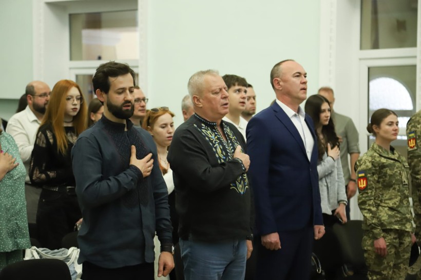Учасники урочистого зібрання співають гімн