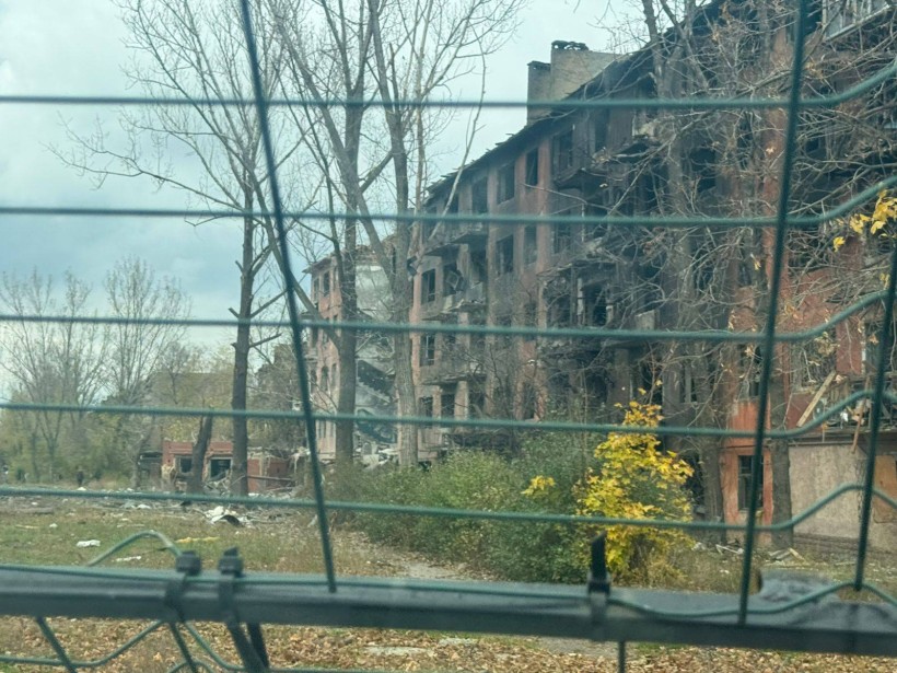 Зруйнований та обгорілий після обстрілу будинок