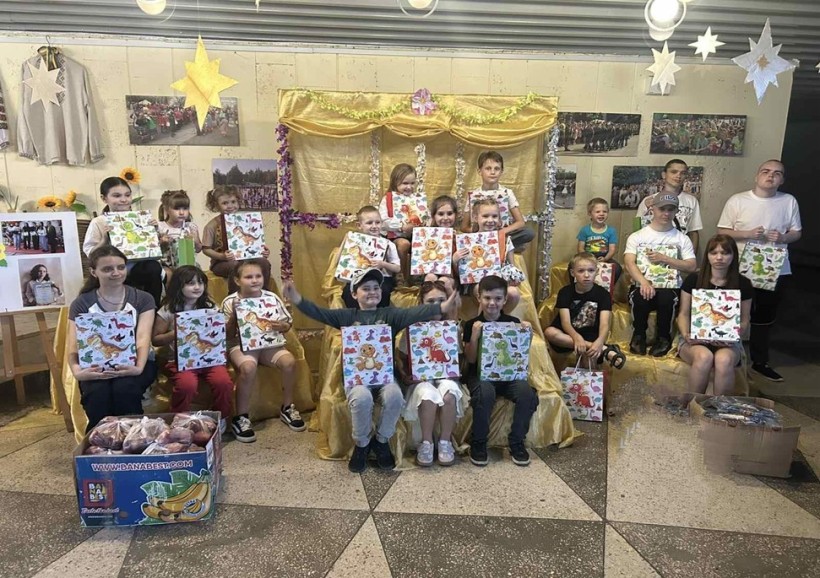 Групове фото дітей з ведучими