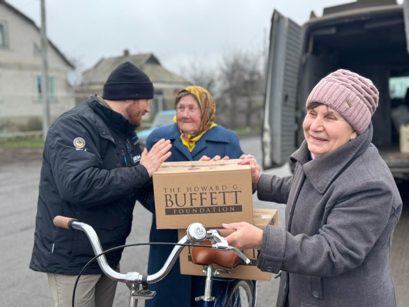 Представники Благодійної організації Благодійного фонду «GLOBAL EMPOWERMENT MISSION» GEM на постійній основі забезпечують мешканців Донеччини продуктовими наборами та питною водою, самостійно доставляючи допомогу у найвіддаленіші куточки області